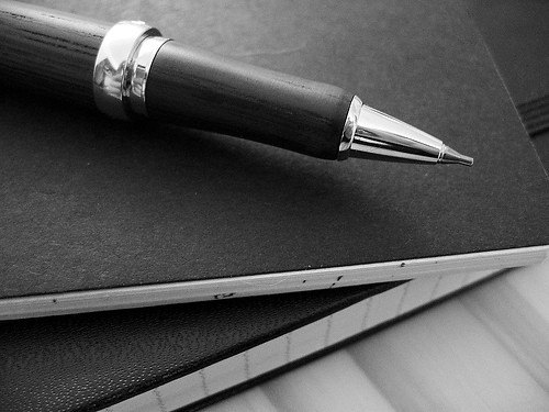 Stylo posé sur un carnet noir pour illustrer les pièges de la dictée au brevet 2026