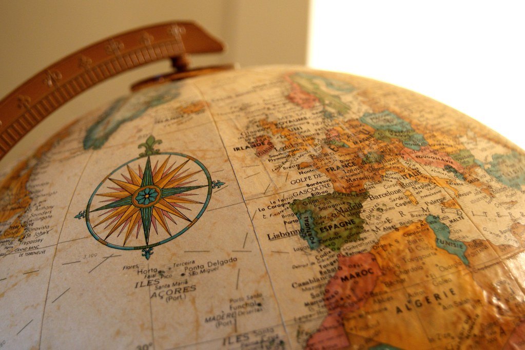 Globe terrestre avec carte de l'Europe et rose des vents pour réviser l'histoire-géographie au brevet 2026