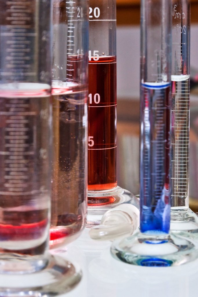 Éprouvettes graduées avec liquides colorés pour illustrer les formules de physique-chimie au brevet