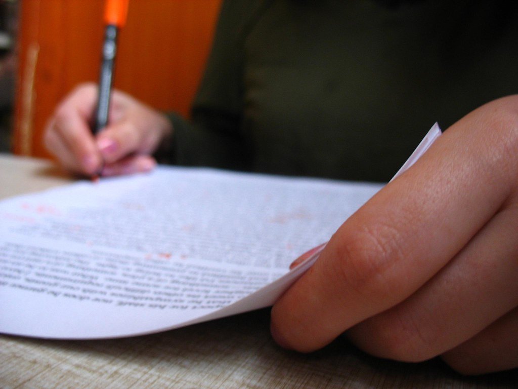 Copie de rédaction annotée en rouge illustrant la méthode pour réussir la rédaction au brevet