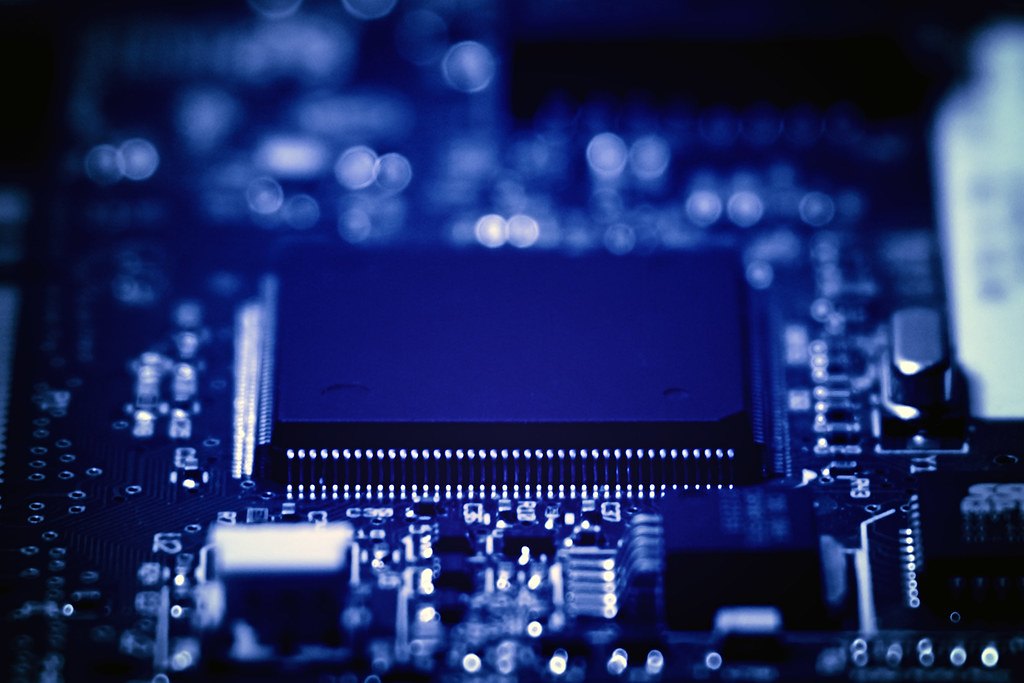 Gros plan sur un circuit imprimé électronique illustrant la programmation et les objets connectés au brevet 2026